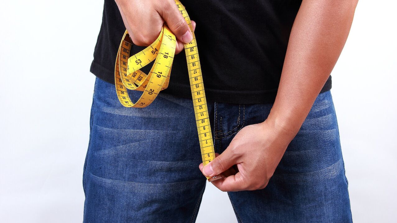 Mann moosst Penis virun der Erweiderung